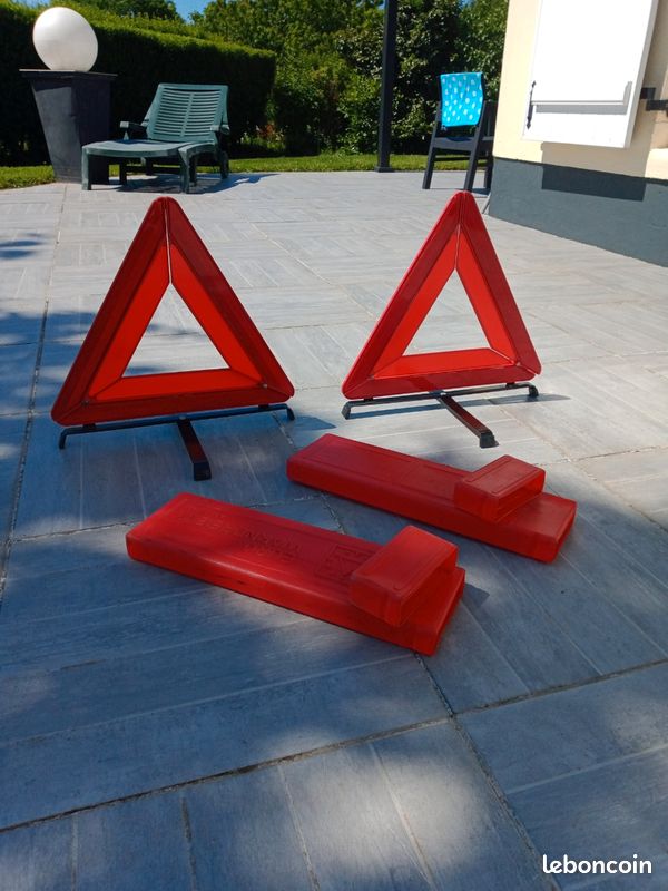 Lot deux triangles signalisations (image 1)