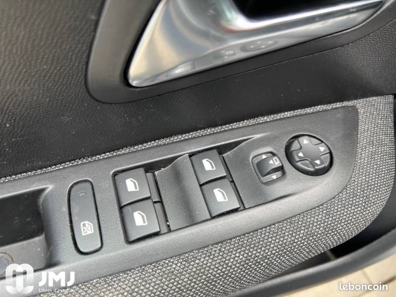 PEUGEOT 208 PureTech 100 S&S BVM6 Style (image 20)