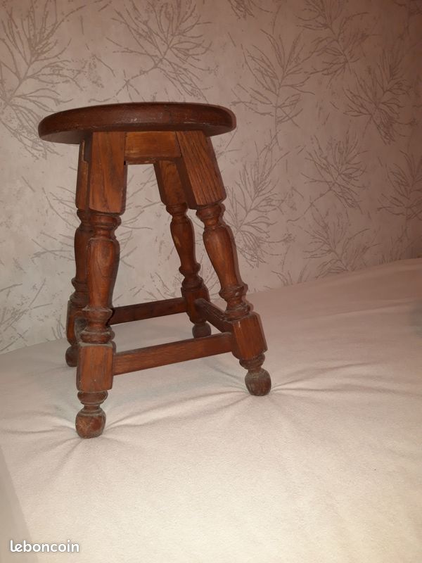 Tabouret en chêne (image 1)