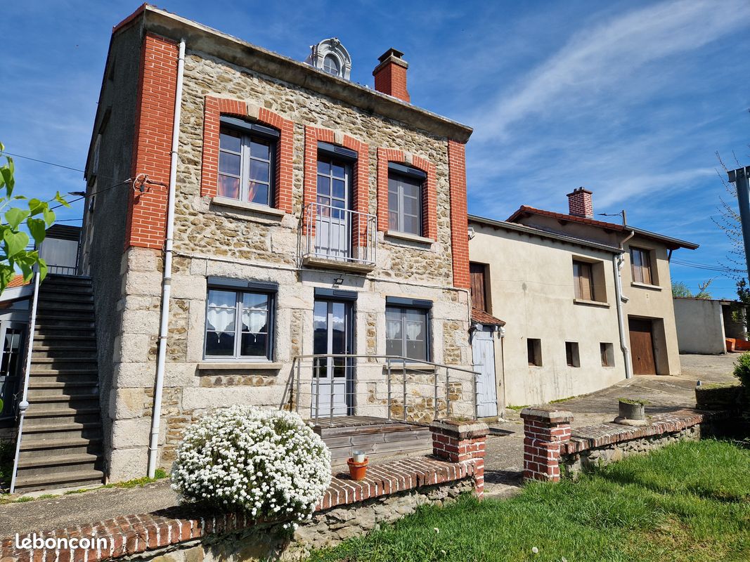 Maison 4 pièces 97 m² · au Chambon-Feugerolles · 97 m² · 225 000 €