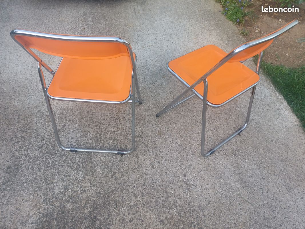 Fauteuil en skaï orange et métal laqué noir, années 1950 - JLF Antiquités