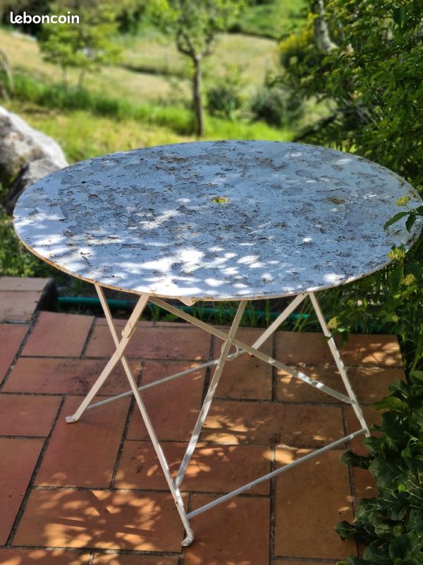 Une table de jardin en fer à restaurer (image 1)