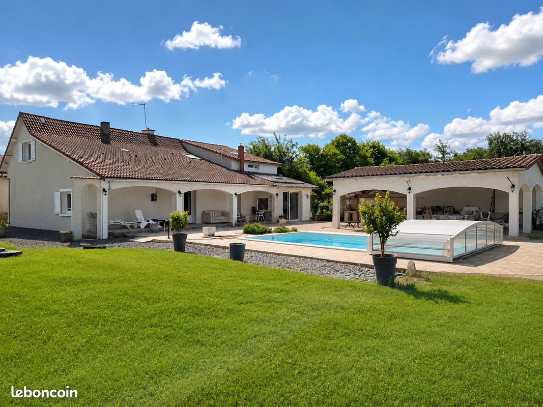 Maison 8 pièces 250 m² · à Vendat · 250 m² · 418 000 €