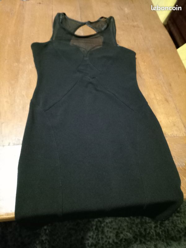Robe noire , près du corps (image 3)