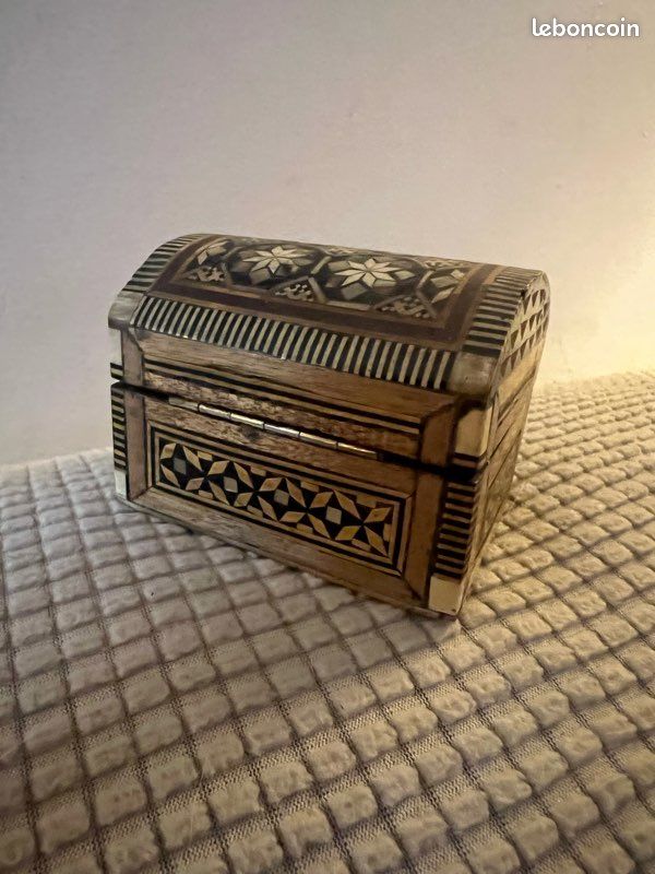 Petit coffre en marqueterie (image 4)