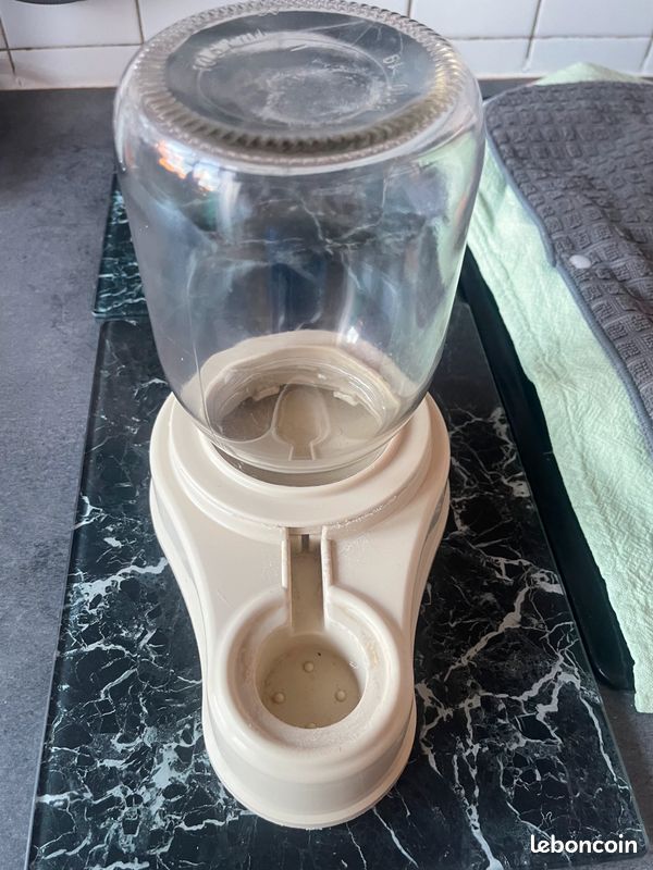 Distributeur d'eau museau sec chats et chiens (image 1)