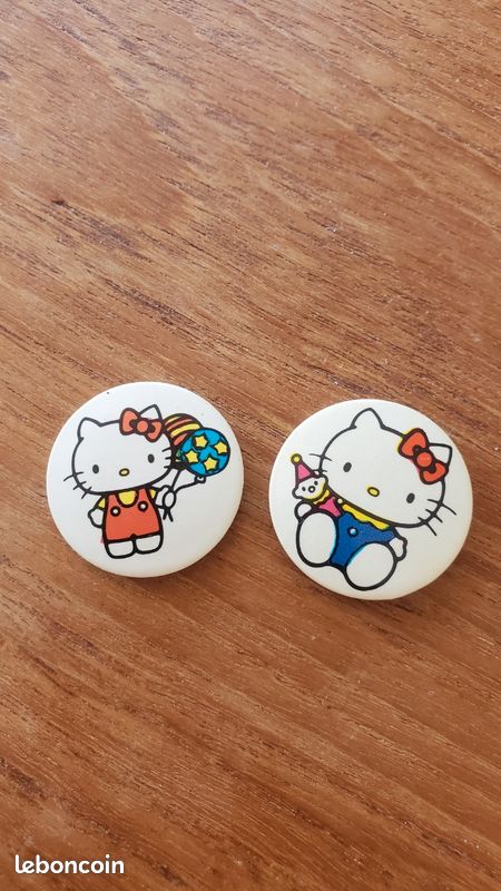 2 broches badges Hello Kitty vintage années 1990 (image 1)