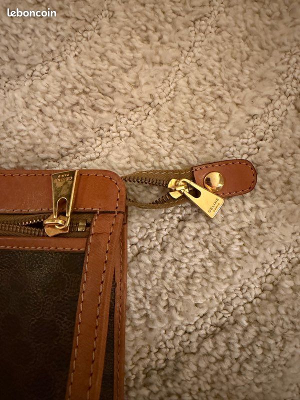Pochette Vanité Céline En Cuir Marron Motif Macadam - Excellent état Occasion - Dimensions Environ 21x15 Cm