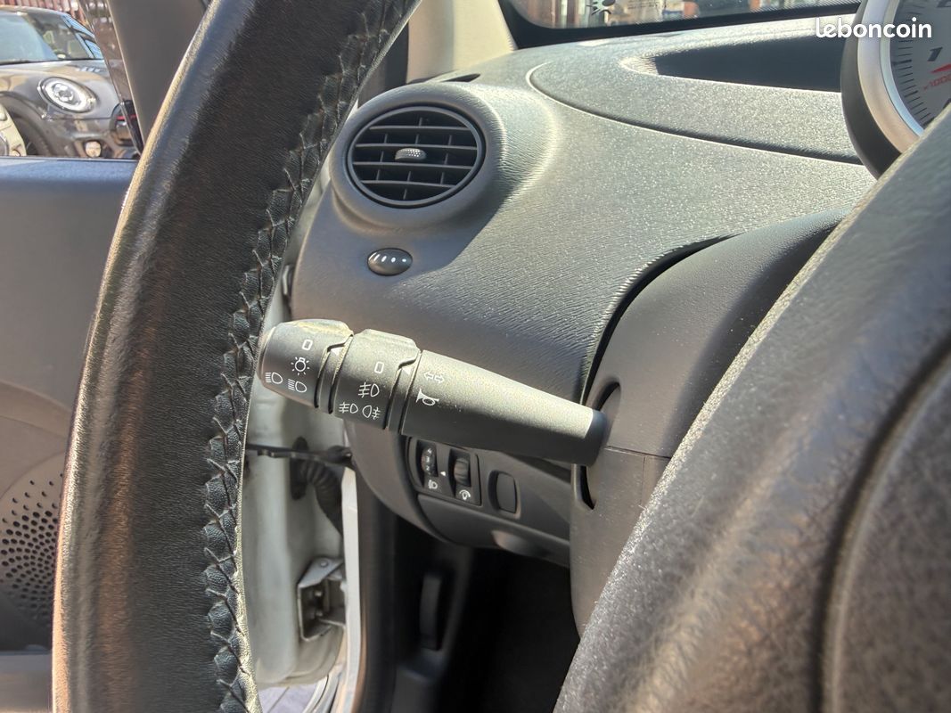 RENAULT Twingo RS 1.6 130ch - 2011 - 110 000 km - Kit Distribution fait à 109000 - Demi ligne - Suivi Complet (image 12)