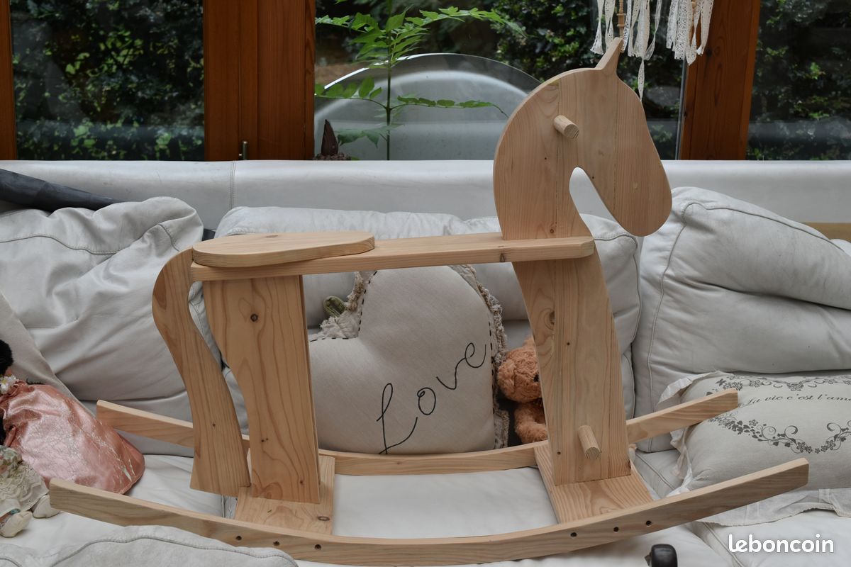 Cheval à bascule (image 1)