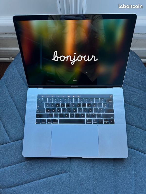 MacBook Pro 15" 2018 QWERTY – i7 6 cœurs – 32 Go RAM – Radeon Pro 555X – 500 Go SSD (image 1)