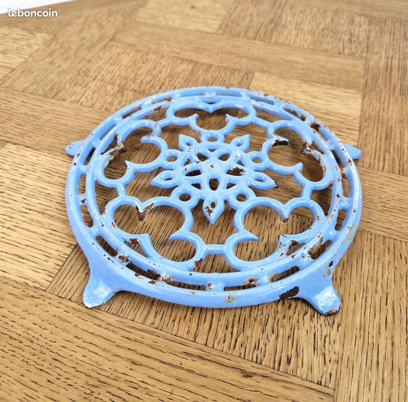 Dessous de plat ancien en fonte émaillée bleue