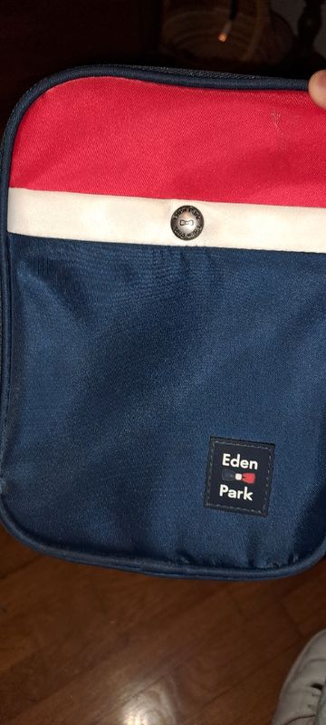 Sacoche ordinateur portable bleu marine en gomme 16 – Eden Park