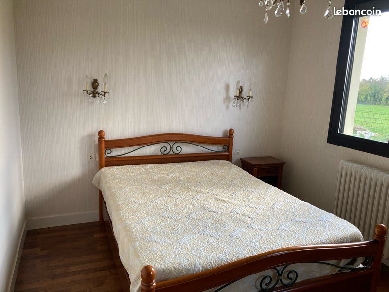 Lit double et 1 table de chevet (image 1)