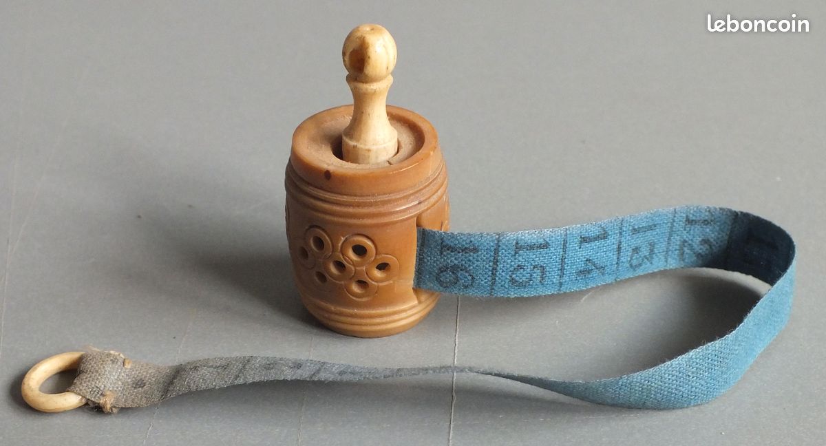 ANCIEN MÈTRE RUBAN Pique Aiguilles Couturière Souvenir Annecy Bois
