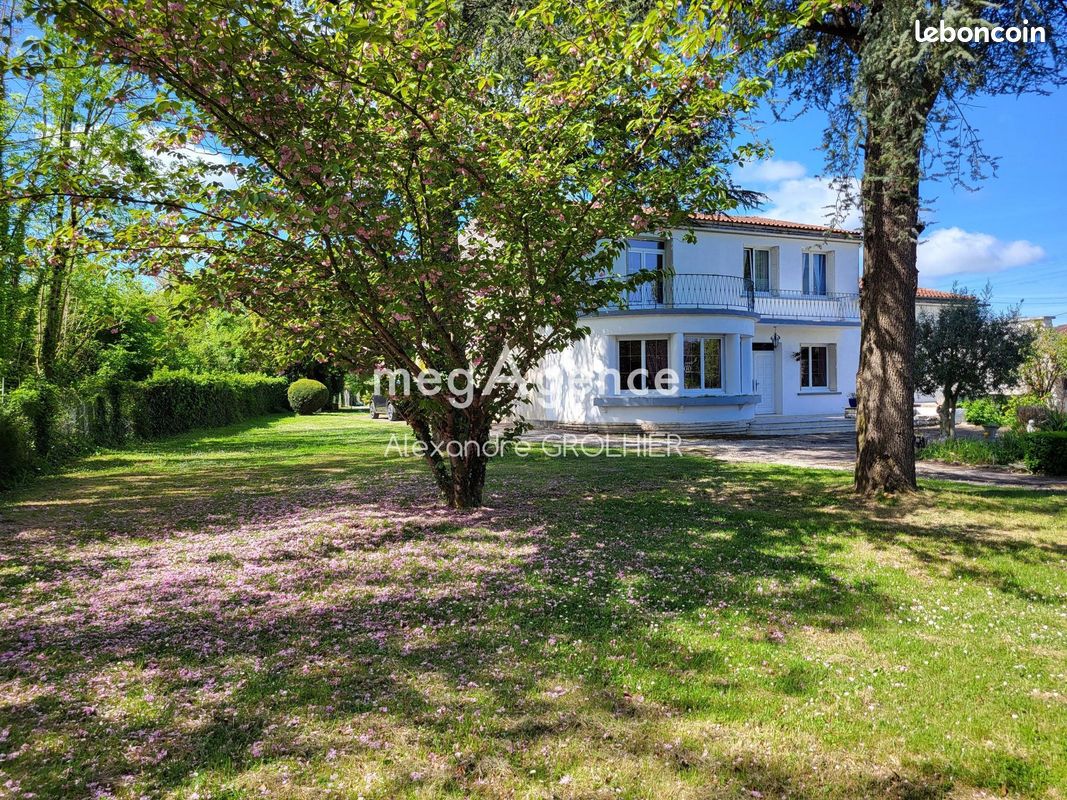 Maison 8 pièces 275 m² · à Le Douhet · 275 m² · 353 000 €