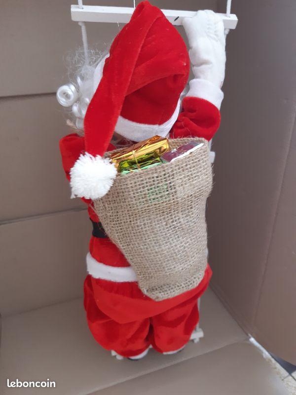 Père Noël montant à l'échelle (image 2)