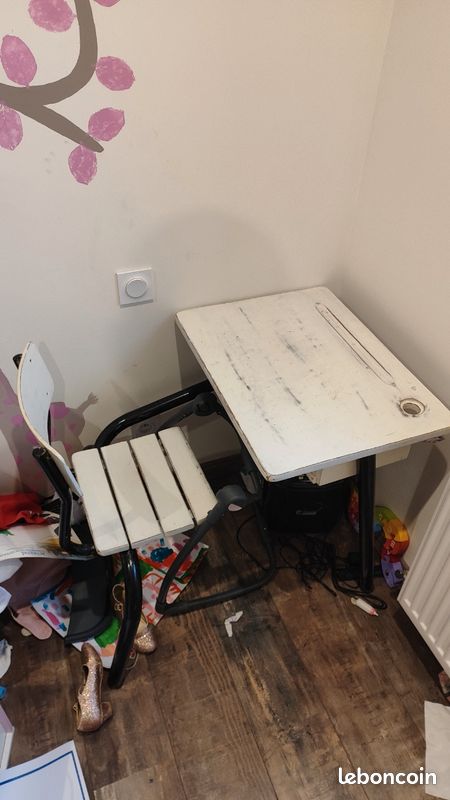 Ancien bureau d'écolier (image 1)
