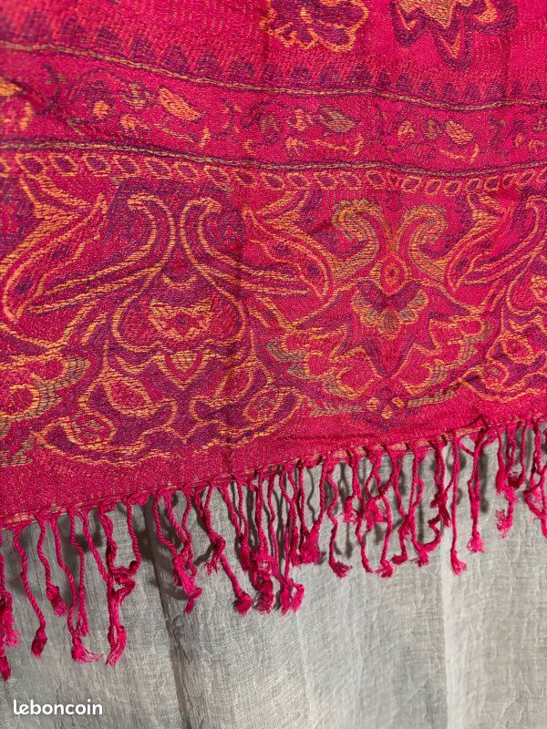 Pashmina long rose fuchsia à motifs (image 3)