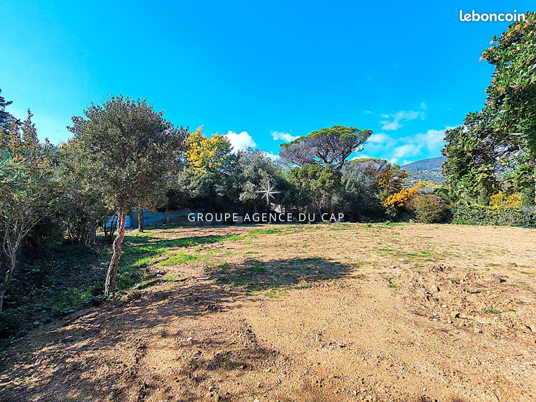 Terrain 707 m² · à Roquebrune-sur-Argens · 707 m² · 429 000 €