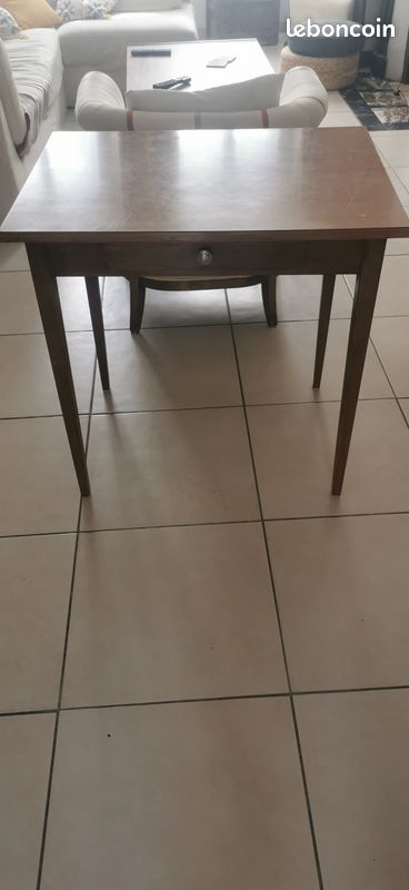 Bureau avec un tiroir (image 1)