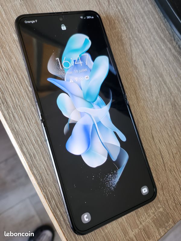 Sumsung z flip 4 (image 2)