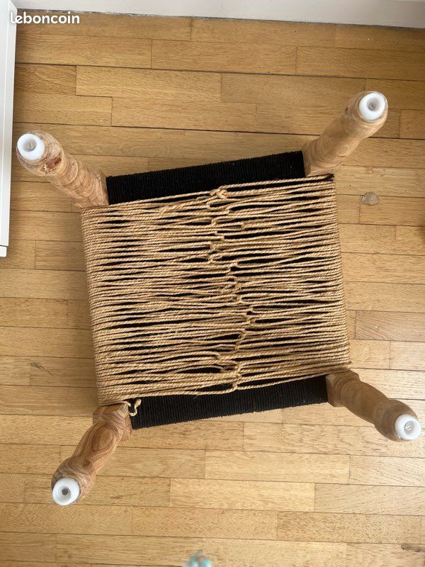 Tabouret tripode en bois sculpté