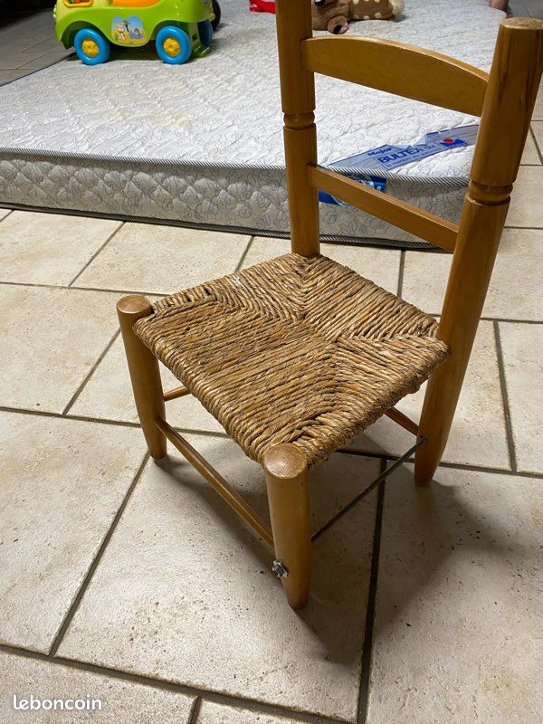 Vend petite chaise en paille à restaurer ou pas (image 1)