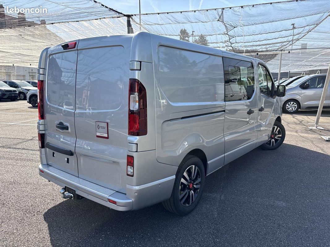 Renault trucks trafic l2h1 3t blue dci 150 bva9 double cabine sieges demontables 5pl gsr2 exclusive (image 9)