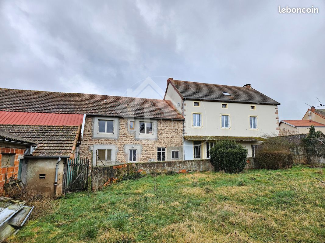 Maison 12 pièces 230 m² · à Saint-Pierre-Laval · 230 m² · 108 000 €