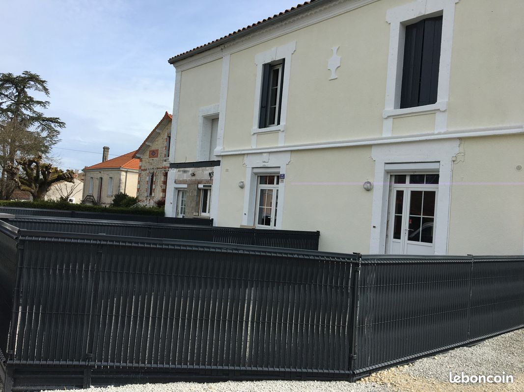 Ruelle maison meublée 3 pièces avec cour - Vars 16330 (image principale 0)