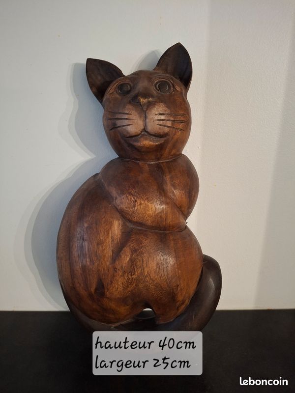 Sculpture d'animaux en bois Banque d'images détourées - Alamy