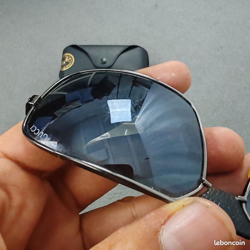 Lunette de soleil Gucci vintage en état moyen avec étui de