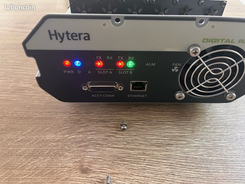 Relais Hytera RD625 UHF 25 W DMR - Excellent état (image 1)