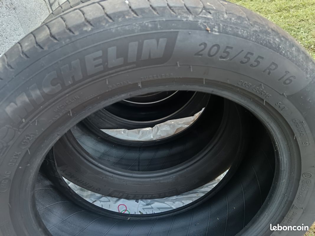 4 pneus été en 205/55 R16 (image 1)
