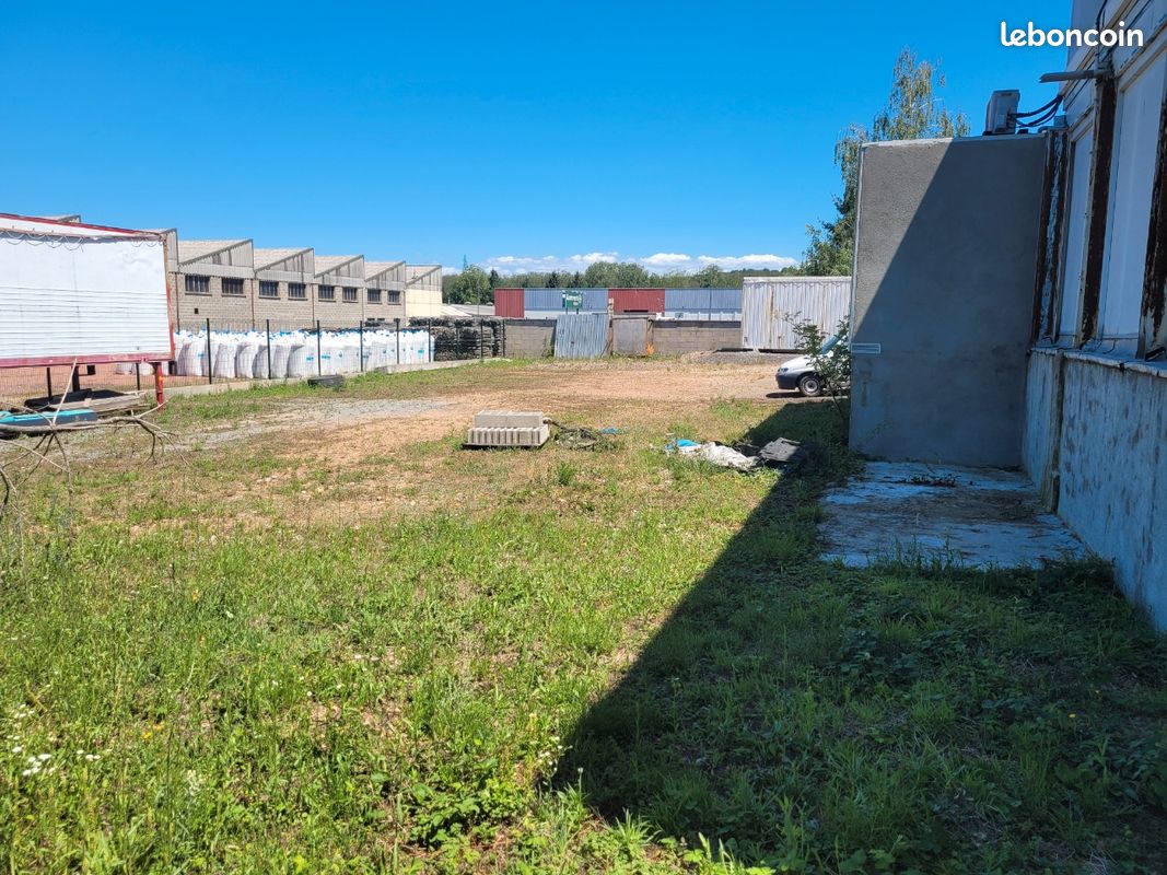 Terrain constructible zone industrielle · à Le Coteau · 170 000 €