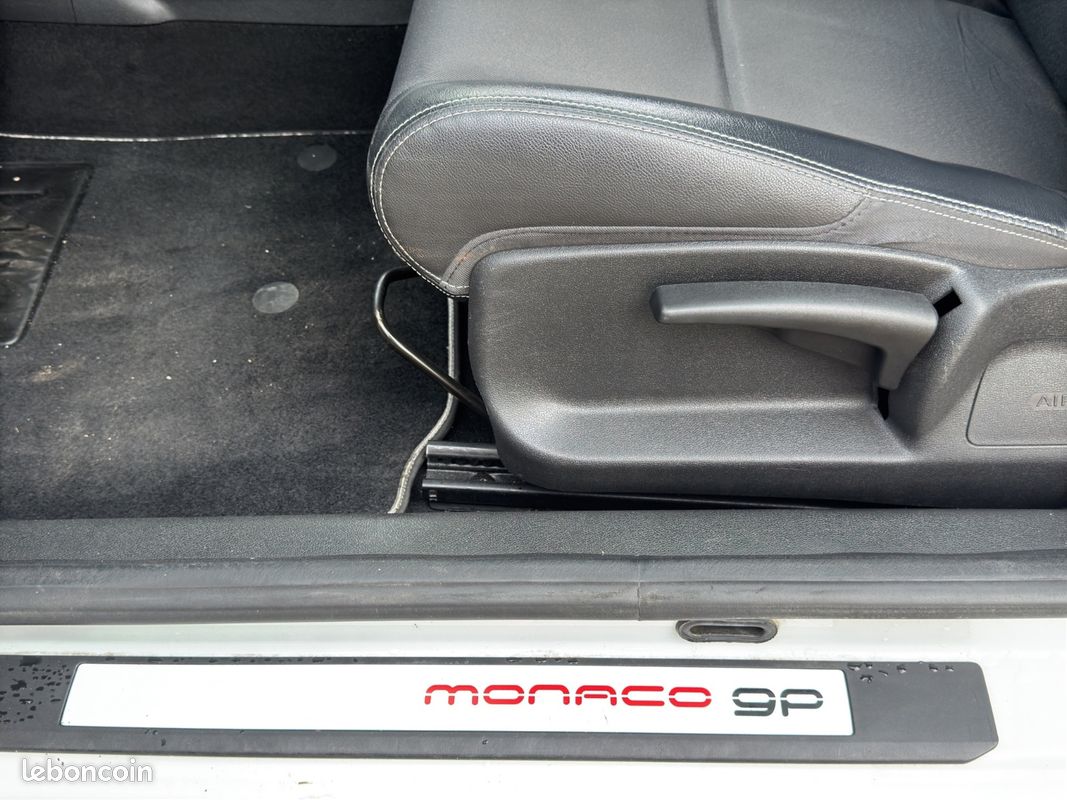 RENAULT MEGANE III COUPE dCi 130 FAP eco2 Monaco GP Euro 5 (image 20)