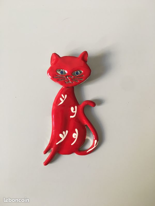 Broche aimantée demoiselle chat rouge – chic et malicieuse