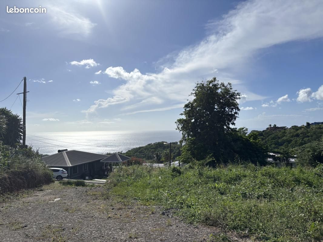 Terrain 750 m² · au Carbet · 128 500 €