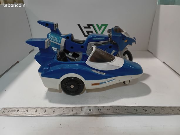 Le joli side car miniature traité à la façon d'un jouet ancien en métal