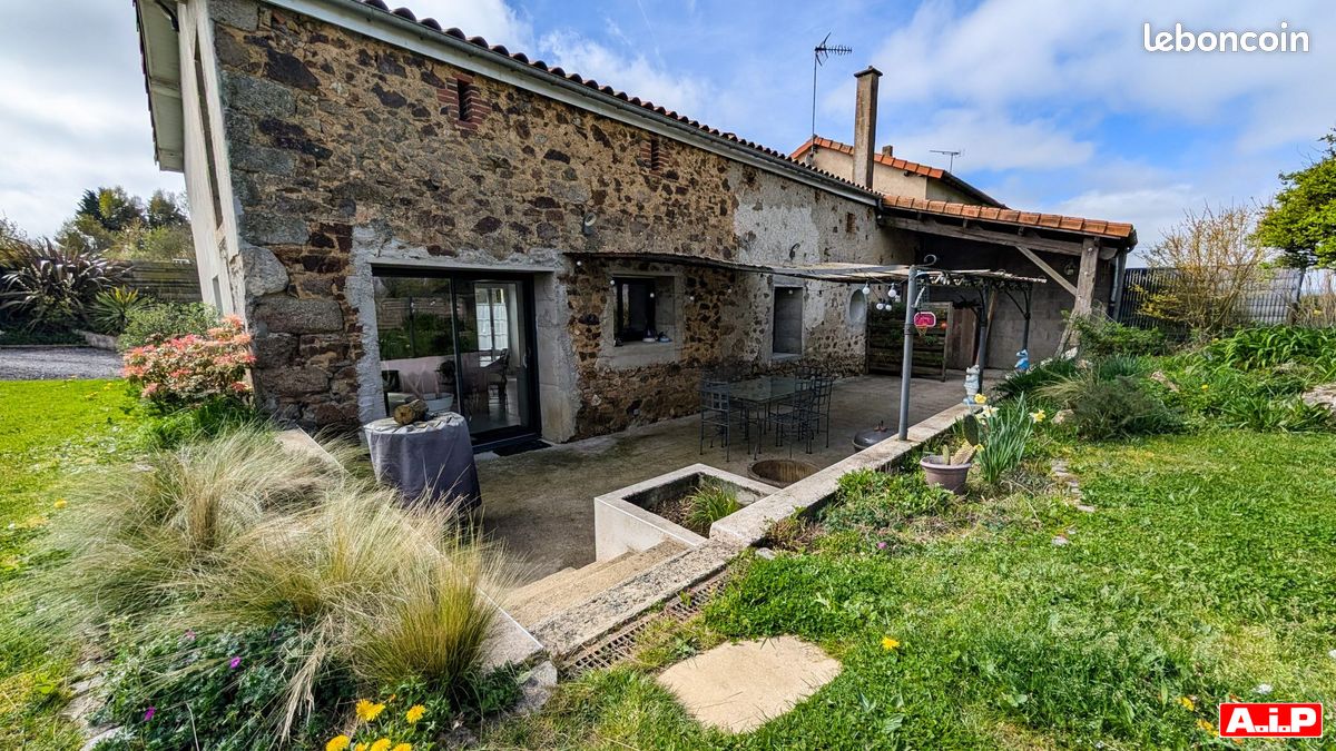 Maison 7 pièces 198 m² · à Saint-Amand-sur-Sèvre · 198 m² · 250 800 €