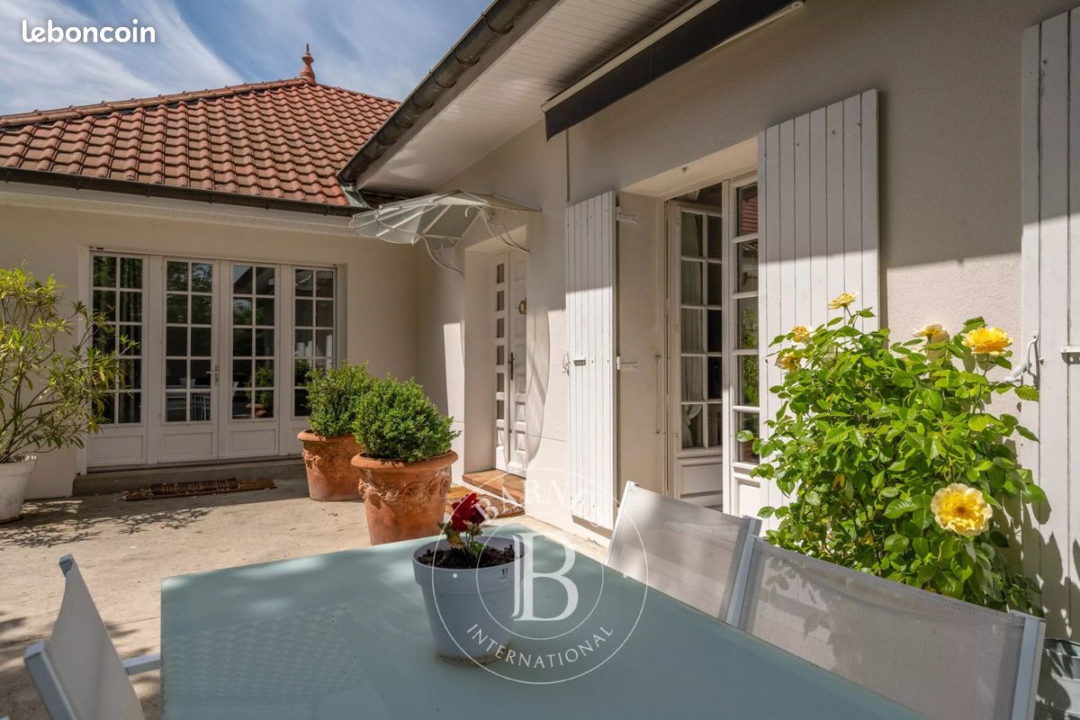 Maison 8 pièces 330 m² · à Saint-Pierre-de-Chandieu · 330 m² · 569 000 €