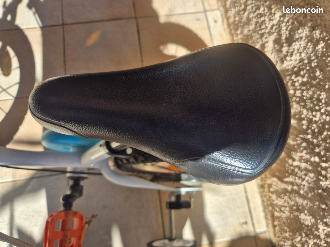 Vélo fille BTWIN 4/6 ans roulettes presque neuf (image 5)