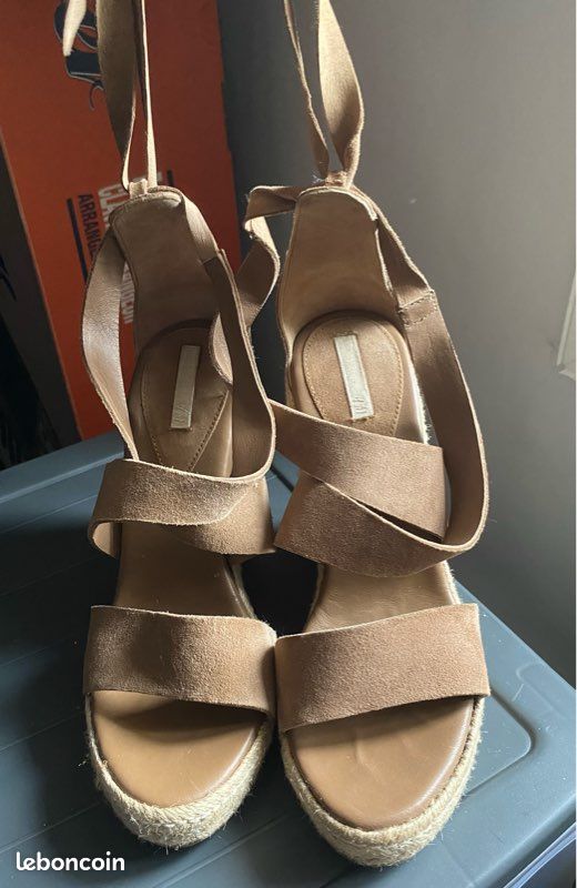 Chaussure talon compensées avec lanières Chaussures