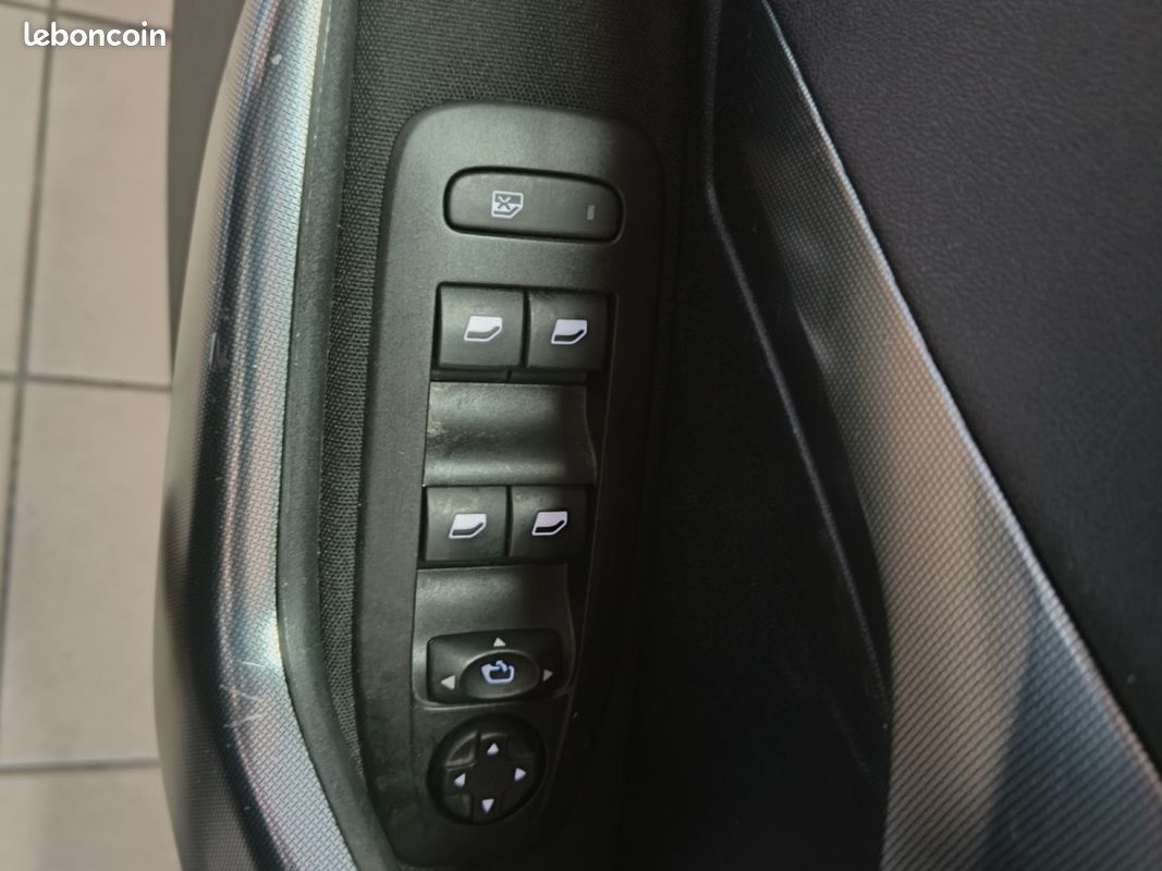 PEUGEOT 2008 1.6 BlueHDi 100ch BVM5 Allure (image 19)