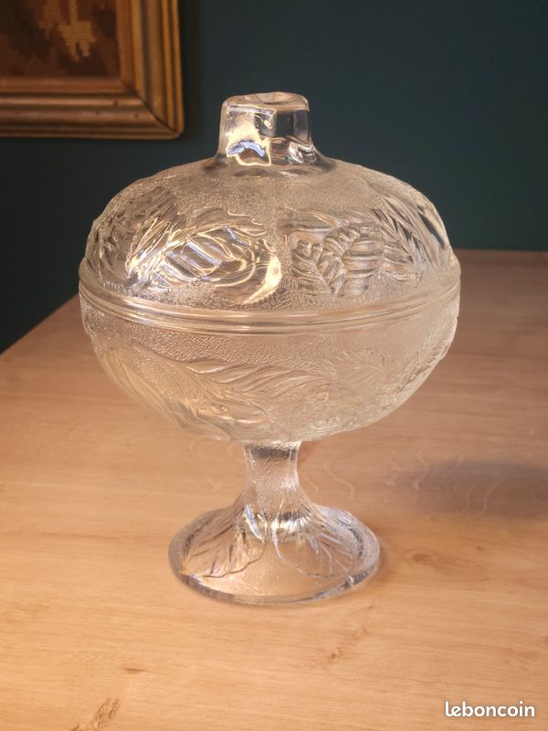 🍇 Bonbonnière ancienne sur pied en verre moulé – Décor fruits & feuillage (image 1)
