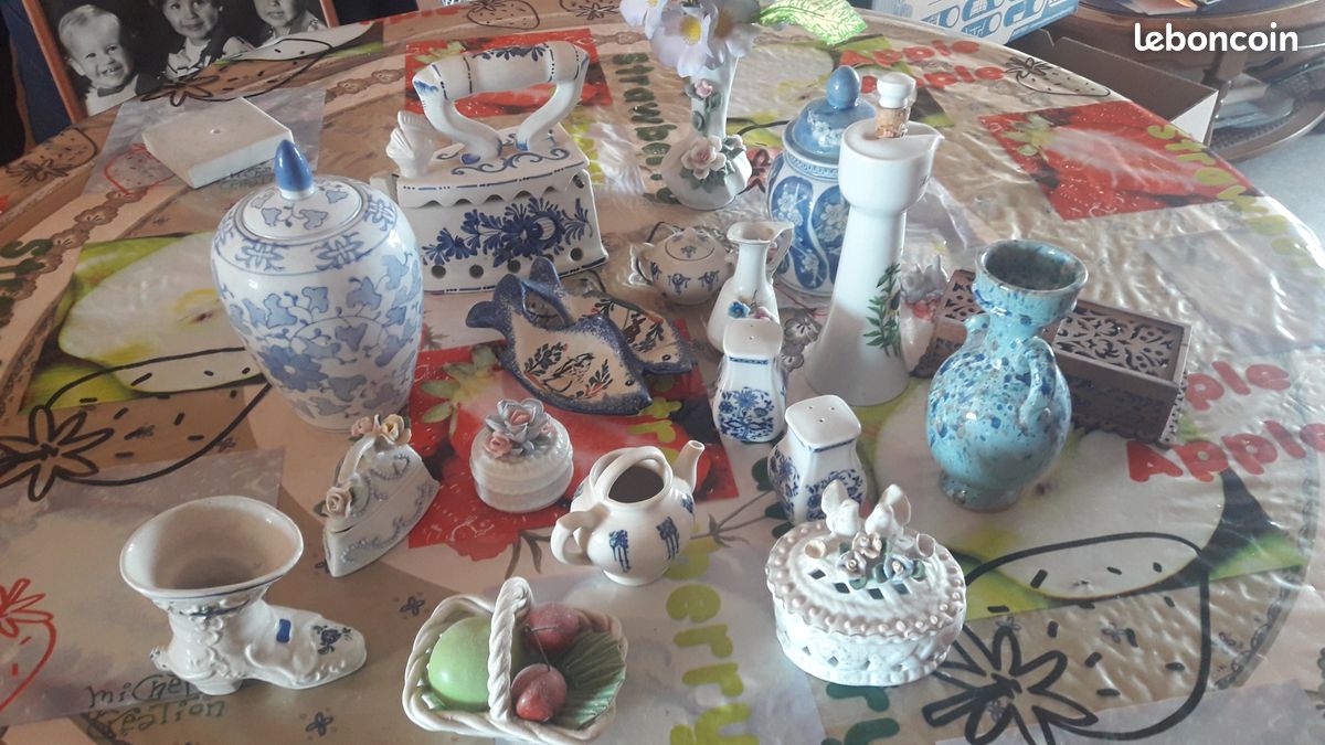 Vend uniquement en un lot nombreux petits objets et personnages hétéroclites en porcelaine et faience (image 1)