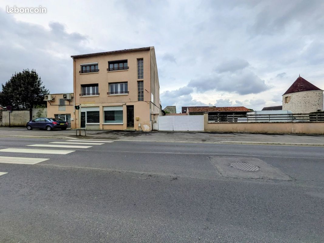 Local commercial 10 pièces 260 m² · à Montmirail · 260 m² · 164 000 €