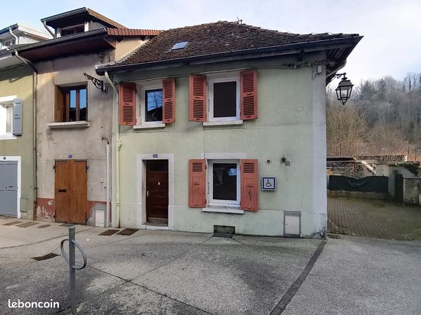 Maison de ville à rénover en Cœur de Saint Laurent du Pont 4 pièces – 75 M² habitables, 15 M² combles aménageables , 1 cave en sous-sol et 1 jardin avec atelier à proximité