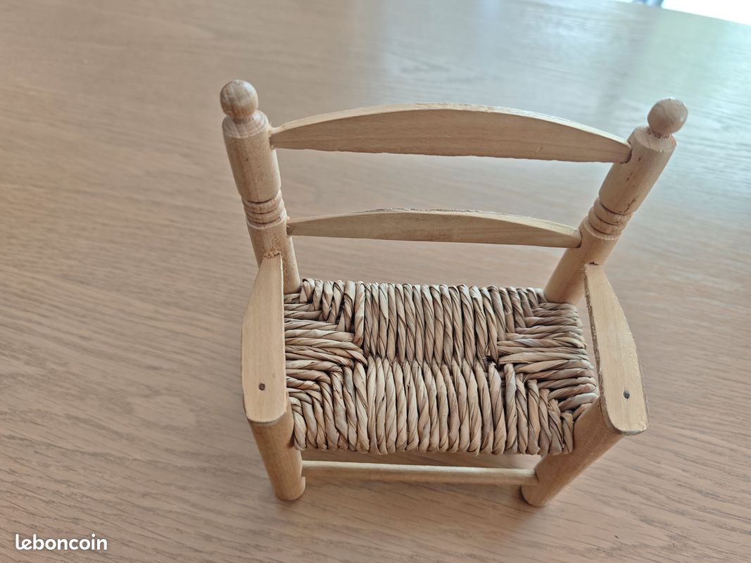 Petite chaise fait main pour poupée (image 1)